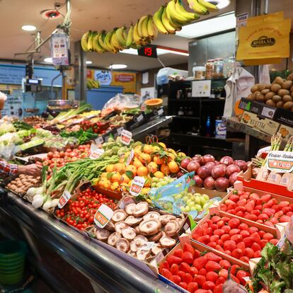 Puesto de frutas y verduras del mercado Maravillas en Madrid