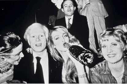 Ian Schrager vigilando a Andy Warhol y Jerry Hall en Studio 54.