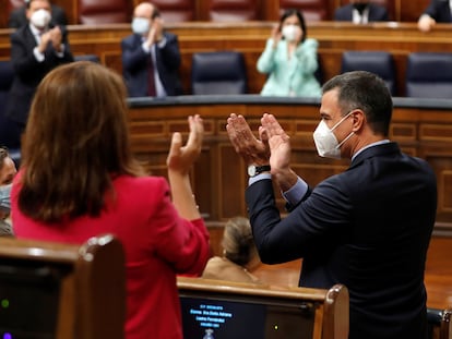 El presidente del Ejecutivo, Pedro Sánchez, recibe una ovación de la bancada socialista a su llegada a la sesión de control al Gobierno celebrada este miércoles en el Congreso tras la aprobación de los indultos a los líderes del 'procés'.