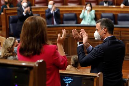 El presidente del Ejecutivo, Pedro Sánchez, recibe una ovación de la bancada socialista a su llegada a la sesión de control al Gobierno celebrada este miércoles en el Congreso tras la aprobación de los indultos a los líderes del 'procés'.