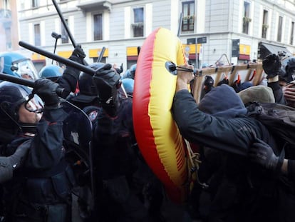 La polic&iacute;a se enfrenta a Mil&aacute;n a un grupo de estudiantes que se manifestaban contra el partido fascista CasaPound. 