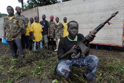Unos ex niños soldados posan durante la ceremonia de desmovilziación de Yambio.