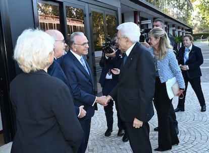 El presidente de la Fundación La Caixa y de
la Confederación Española de Cajas de Ahorro (CECA), Isidro Fainé, ha
sido reelegido al frente del Instituto Mundial de Cajas de Ahorros y
Bancos Minoristas (IMCA) en el Congreso Mundial que este organismo ha
celebrado en Roma.