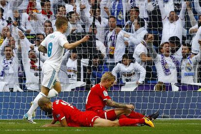 El centrocampista alemán del Real Madrid Toni Kroos (i) celebra el cuarto gol del Real Madrid.