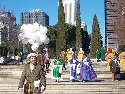 Los voluntarios madrileños que acompañan a los Reyes magos en esta cabalgata