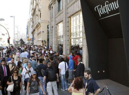 Centenares de personas hacen cola en la puerta de la sede de Teléfonica en Madrid para comprar el iPhone