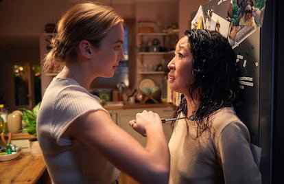 EL JUEGO DEL GATO Y EL RATÓN EN 'KILLING EVE'. La serie de la HBO ha conseguido mantener durante dos temporadas a una audiencia fascinada tanto por la historia como por la tensión sexual entre las protagonistas. Enemigas que se admiran, rivales que se tienen fascinadas. La historia entre la asesina en serie y la detective también es una de las favoritas de las mujeres.