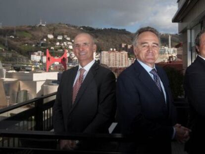 Mikel Barandiar&aacute;n, consejero delegado de Dominion, Ant&oacute;n Pradera, presidente, y Jes&uacute;s Mar&iacute;a Herrera, consejero delegado de CIE.