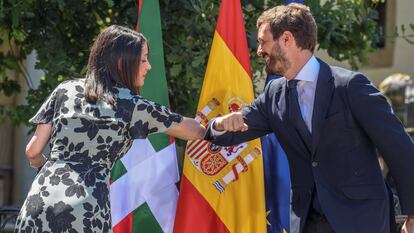 El presidente del Partido Popular, Pablo Casado, y la presidenta de Ciudadanos, Inés Arrimadas, se saludan al inicio del acto central de campaña de la coalición PP+C´s para las elecciones en el País Vasco en verano de 2020.