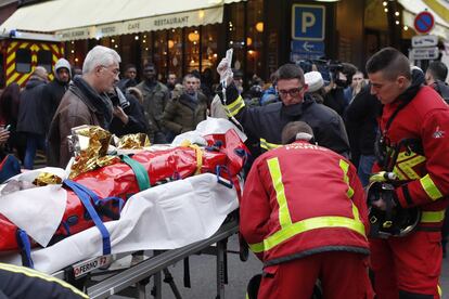 Bomberos atienden a una persona herida en las proximidades de la explosión. El Gobierno español ha confirmado la muerte de una ciudadana española en la explosión de gas ocurrida este sábado en una panadería del centro de París. Un segundo español ha resultado herido, pero de momento su estado no reviste gravedad, según han informado fuentes de Exteriores.