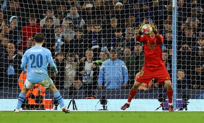 Andriy Lunin detiene en el centro el penalti de Bernardo Silva.