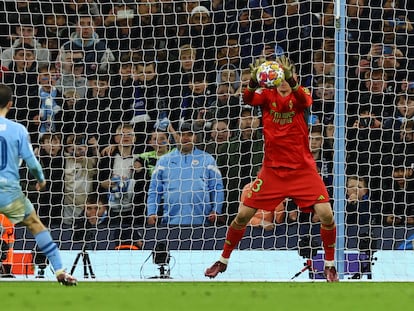 Andriy Lunin detiene en el centro el penalti de Bernardo Silva.