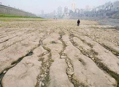 Un hombre camina en un área seca del río Yangtzé en la ciudad de Chongqing