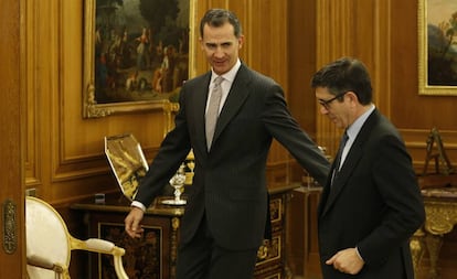 El Rey con el preisdente de la Cortes, Patxi L&oacute;pez, en una audiencia.