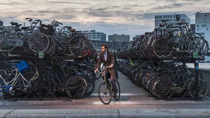 Parking de bicicletas junto a la Estación Central de Ámsterdam.