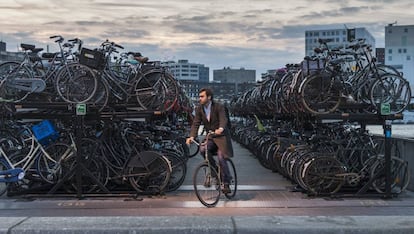 Parking de bicicletas junto a la Estación Central de Ámsterdam.