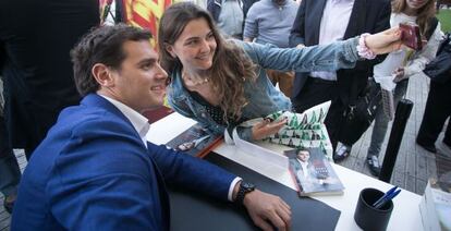 Albert Rivera firma libros en Barcelona, este viernes.