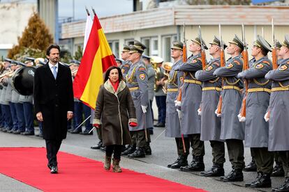 La ministra de Defensa, Margarita Robles, visitaba el lunes al contingente español en Eslovaquia.