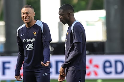 Kylian Mbappe y Ousmane Dembele durante un entrenamiento de Francia.