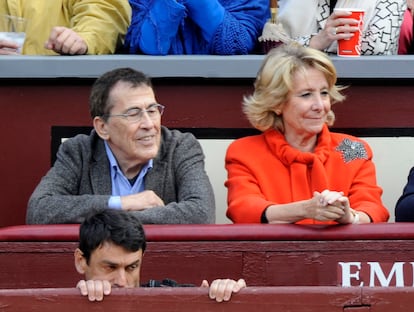 El novelista, junto a la expresidenta madrileña Esperanza Aguirre, en la plaza de toros de Las Ventas en 2013. 