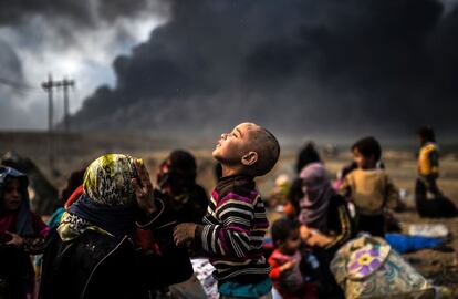 Familias iraquíes siguen esperando el fin del conflicto en una zona cerca de Qayyarah.