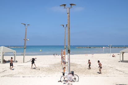 Playa de Tel Aviv, este martes, tras la retirada por el ejército israelí de las restricciones de reunión en casi todo Israel.ABIR SULTAN (EFE)