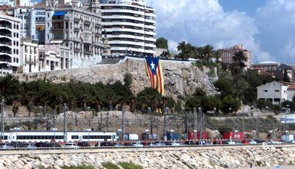 Estelada colgada del balcon del mediterraneo vista desde la playa del Miracle.