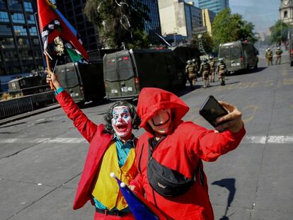 Un manifestante vestido del Joker y otro de un personaje de la serie 'La casa de papel', en las protestas antigubernamentales de Santiago de Chile este 30 de octubre. 