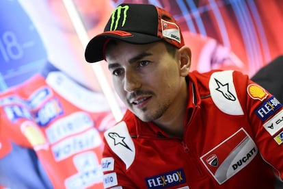 Jorge Lorenzo, durante la entrevista, en el circuito de Misano.