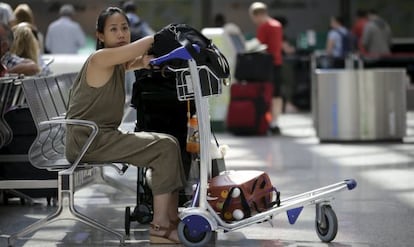 Una pasajera espera en el aeropuerto de Fiumicino durante una huelga, el 24 de julio de 2015.