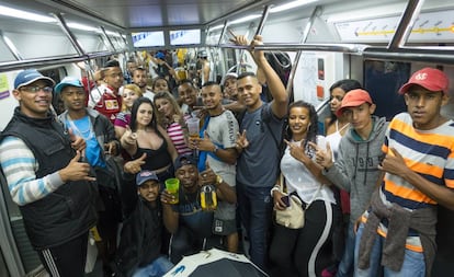 Do extremo leste ao Paraisópolis: a caminho de um dos maiores fluxos de baile funk de São Paulo. Bruno, ao centro com uma garrafa de whisky na mão.