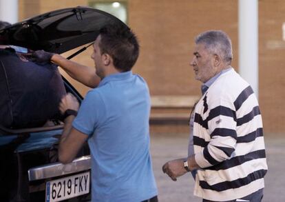 Laureano Oubiña, a la derecha, sale de la cárcel de Palencia.