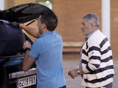 Laureano Oubiña, a la derecha, sale de la cárcel de Palencia.