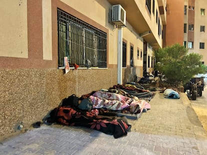 Gazatíes desplazados durmiendo en las calles del Hospital Nasser en Jan Yunis, en una imagen cedida por Raúl Incertis.