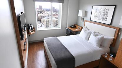 Interior de una habitación del Edge Hotel en Washington Heights, en Nueva York.