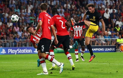 Saúl conecta la volea que dio la victoria al Atlético ante el PSV.