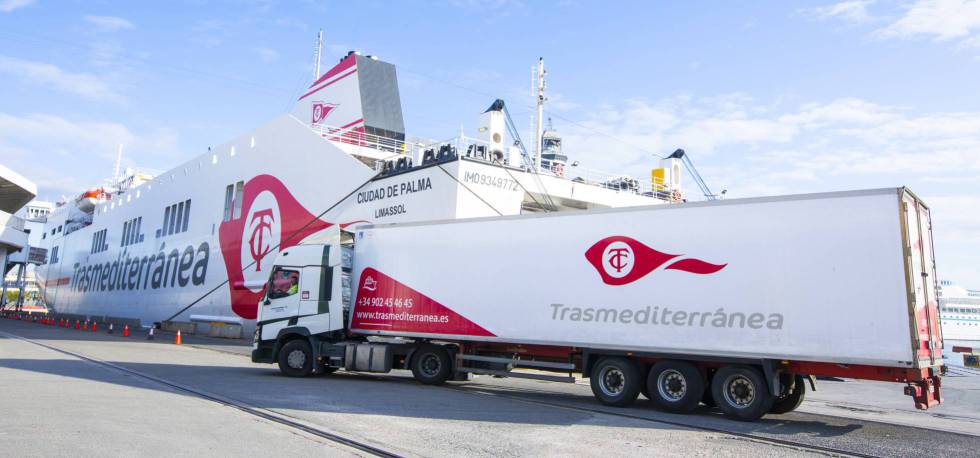 Un buque de Trasmediterránea, propiedad de Naviera Armas.