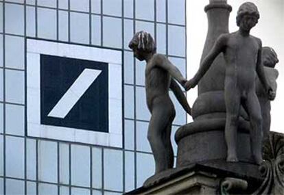 Imagen de la fachada de la sede del Deutsche Bank en Francfort.