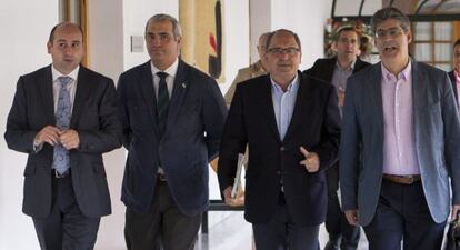 Representantes del PSOE de Andaluc&iacute;a, IU y PA, cuando aprobaron el por ahora frustrado relevo en la FAMP.
 