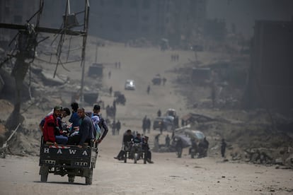 Desplazados gazatíes en la carretera Al Rashid (zona oeste de ciudad de Gaza), este viernes.
