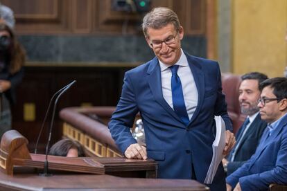 Alberto Núñez Feijóo sube a la tribuna de oradores para dar su discurso de investidura.