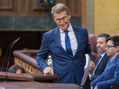 Alberto Núñez Feijóo sube a la tribuna de oradores para dar su discurso de investidura.