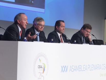 De izquierda a derecha, Roberto Alc&aacute;ntara (Herradura Occidente), Moises Naim, Juan Carlos Escotet (Banesco) y Jaime Gilinsky, del grupo colombiano Gilinski. 