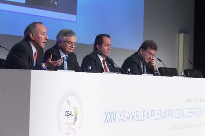 De izquierda a derecha, Roberto Alc&aacute;ntara (Herradura Occidente), Moises Naim, Juan Carlos Escotet (Banesco) y Jaime Gilinsky, del grupo colombiano Gilinski. 