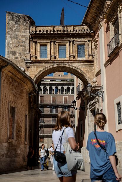 Transeúntes observan la fachada de la Basílica de la Virgen de los Desamparados.