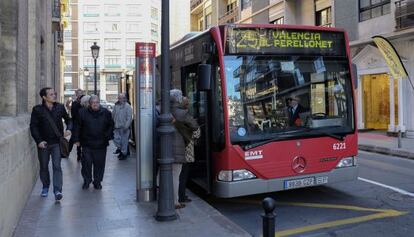 Un autob&uacute;s de la L25 en la calle Cerd&aacute;n de Tallada, origen de la l&iacute;nea. 