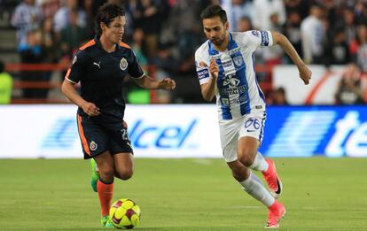 Carlos Fierro y Raúl López pelean por el balón