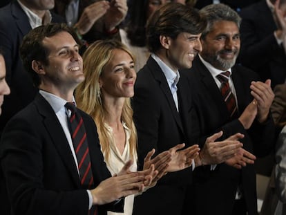 El presidente del PP, Pablo Casado (i), junto a los cabeza de lista del partido Cayetana Álvarez de Toledo, Pablo Montesinos y el independiente Juan José Cortés.