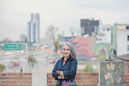 La congresista colombiana María José Pizarro, candidata al Senado por el Pacto Histórico, en la terraza de un centro cultural en Bogotá.