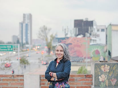 La congresista colombiana María José Pizarro, candidata al Senado por el Pacto Histórico, en la terraza de un centro cultural en Bogotá.